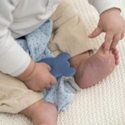 NATTOU Silikon Beißring Ohne BPA Mit Baumwolldecke 28 X 28 Cm Blau -Nattou a031fa0cb1d16483d5bbd79549c7d026