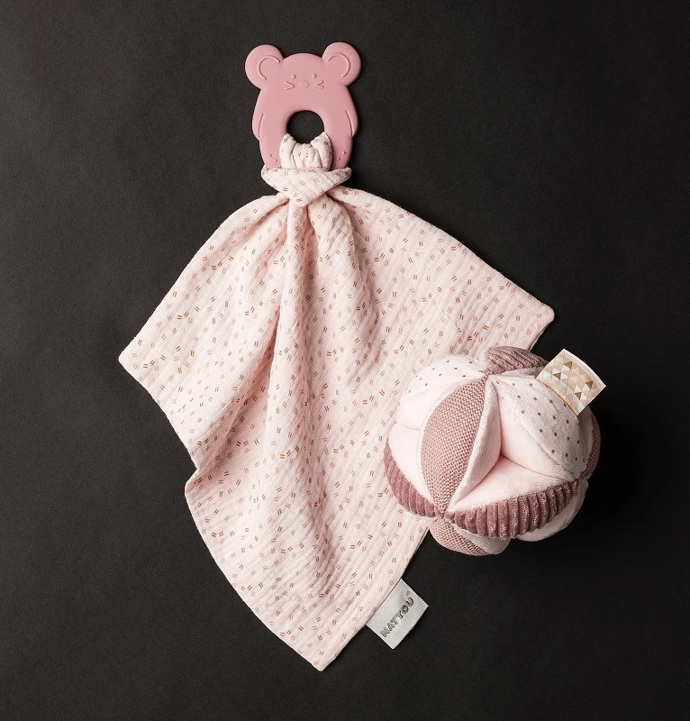 NATTOU Silikonbiss Ohne BPA Mit Baumwolldecke 28 X 28 Cm Rosa 6 NATTOU Silikonbiss Ohne BPA Mit Baumwolldecke 28 X 28 Cm Rosa – Bild 4